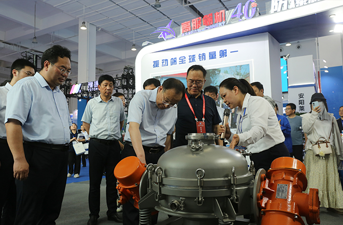中原農(nóng)谷第二屆振動(dòng)機(jī)械產(chǎn)業(yè)博覽會(huì)盛大開(kāi)幕，新鄉(xiāng)市長(zhǎng)魏建平親臨高服展區(qū)指導(dǎo)工作